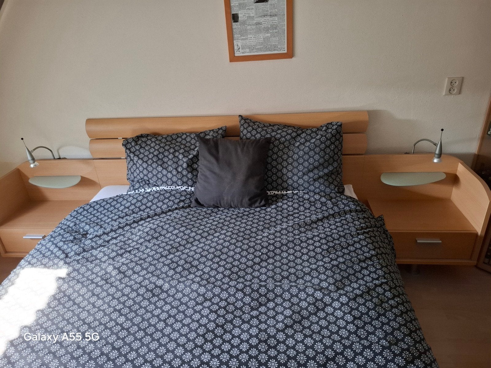 Tweepersoonsbed incl lattenbodems, nachtkastjes en matrassen, Ophalen, Gebruikt, 210 cm, Tweepersoons
