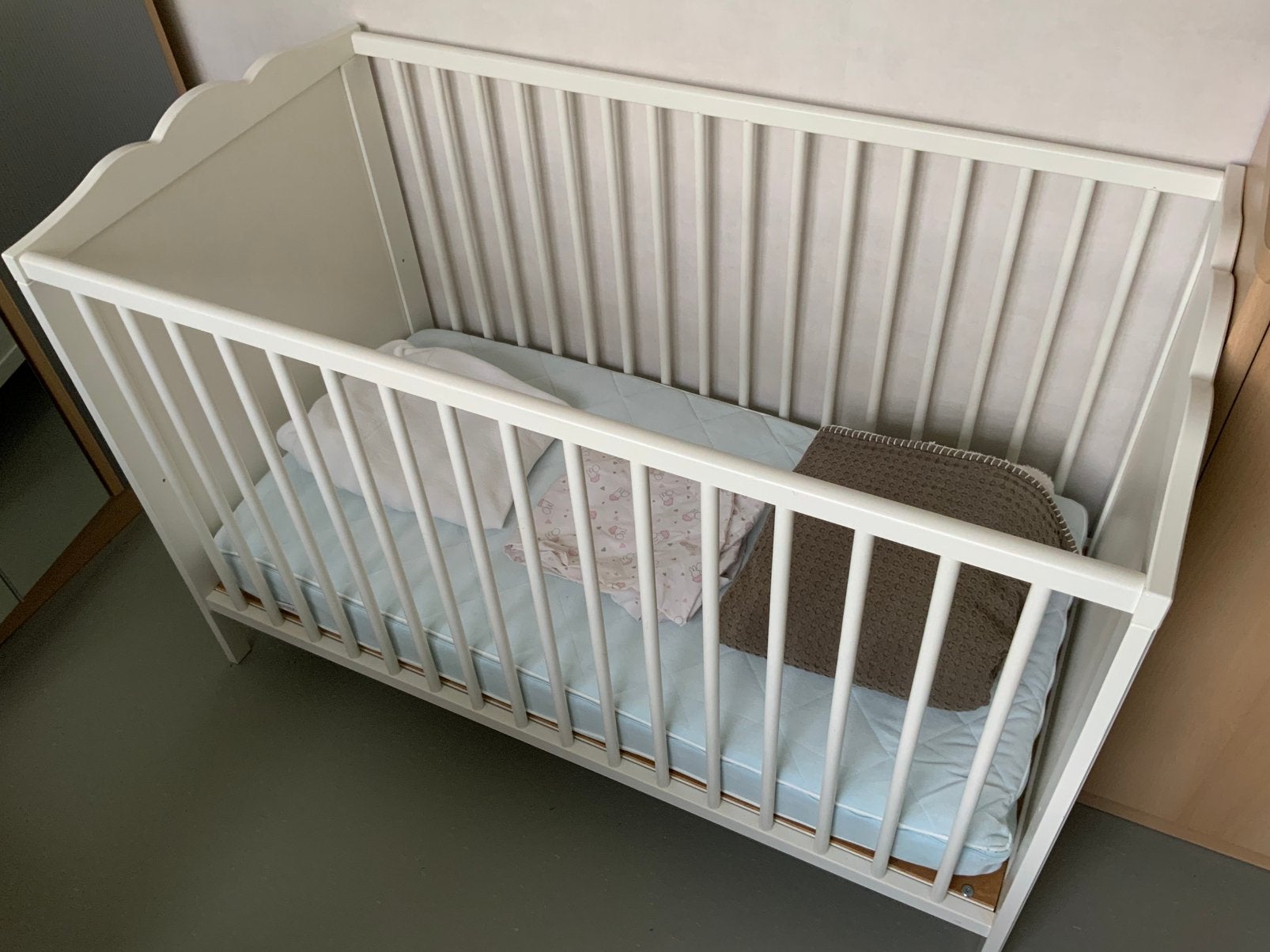 Ledikant wit 120x60 cm met matras en accessoires, gebruikt, Kinderen en Baby's, Babywiegjes en Ledikanten, Ophalen, Gebruikt, Ledikant