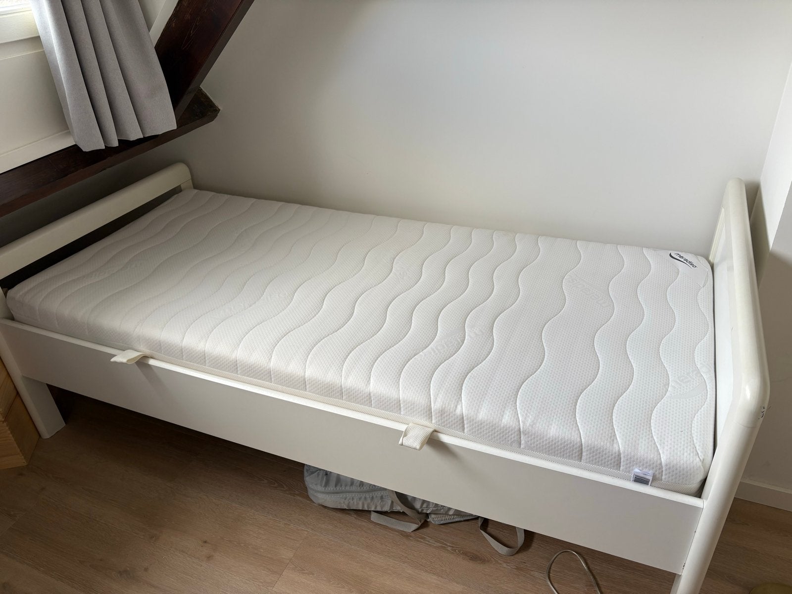 Eenpersoonsbed met matras - wit, 90x200 cm, Ophalen, 90 cm, Eenpersoons, Wit