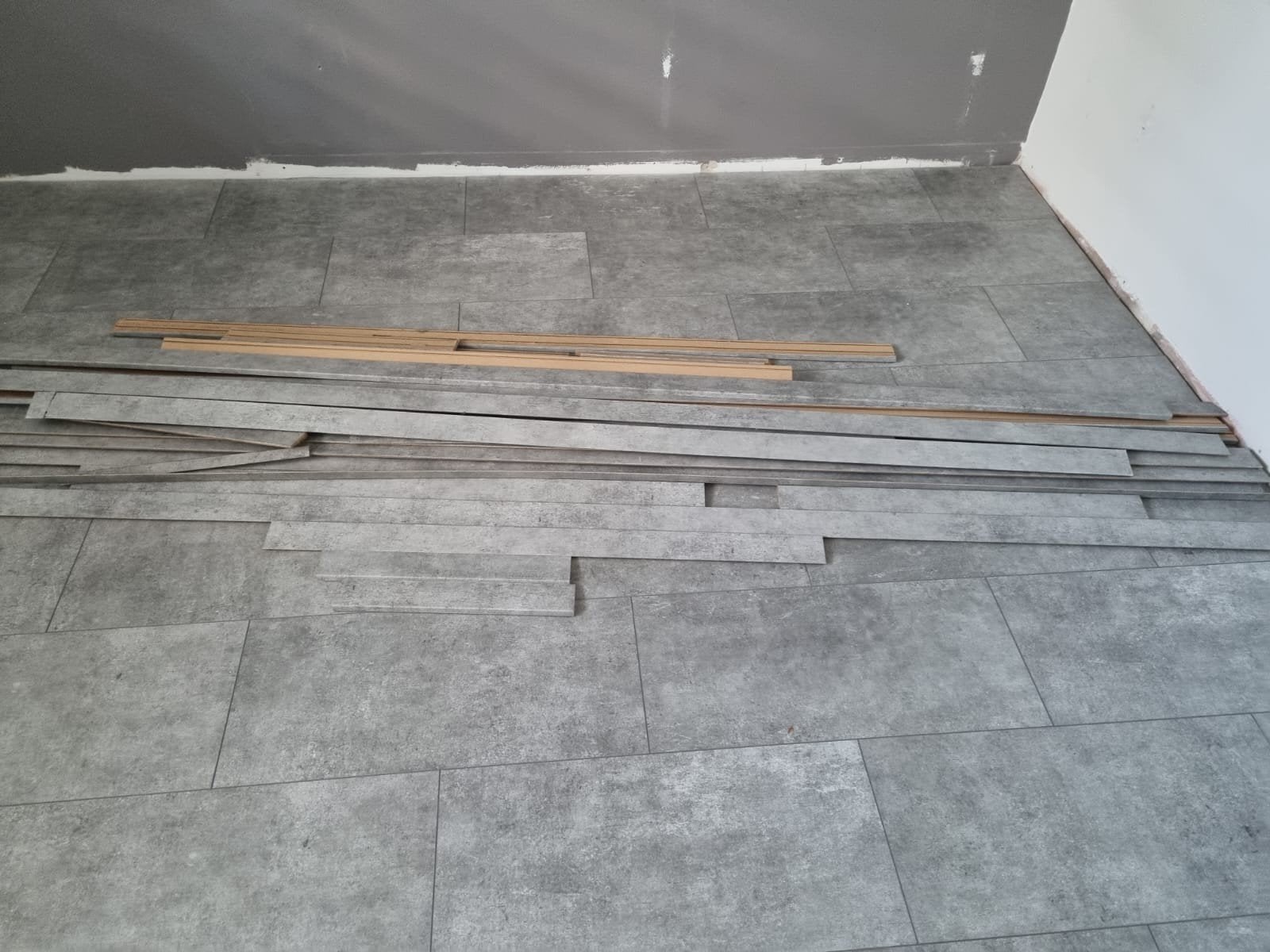 Gratis - Grijs kliklaminaat 60+ m2 - zelf eruit halen, Ophalen, Gebruikt, 50 tot 150 cm, 10 m² of meer