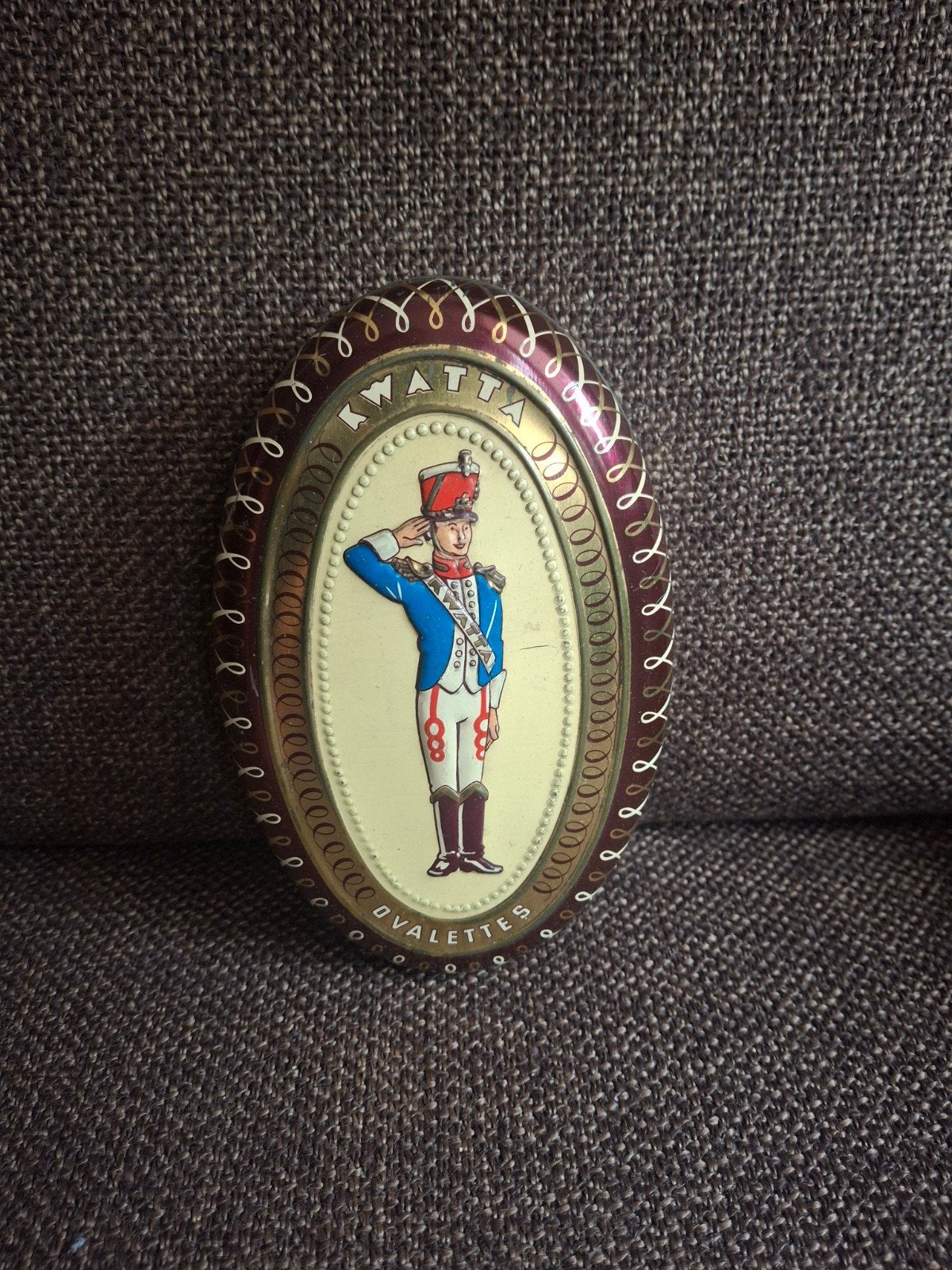 Kwatta blikje  Ovalettes, ovaal met militair, Ophalen of Verzenden, Gebruikt, Overige
