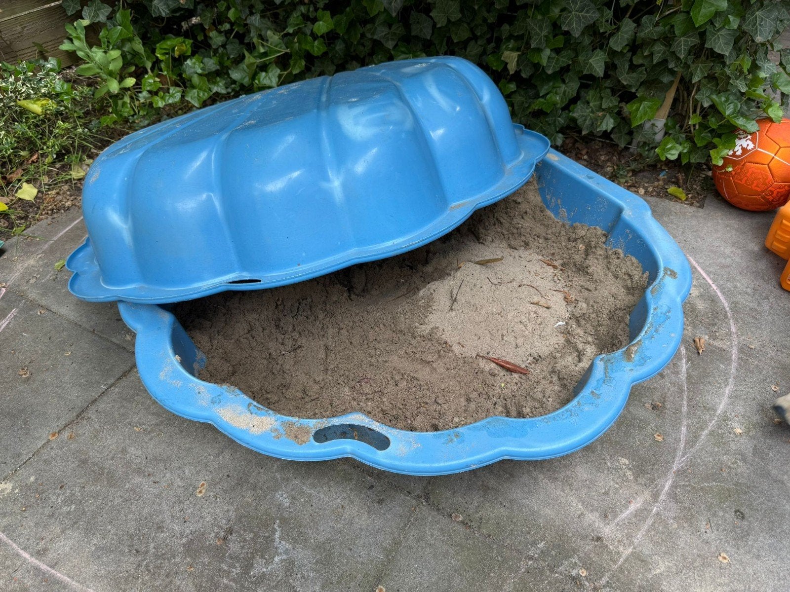 Gratis op te halen: Blauwe schelp zandbak 90 cm met zand, Ophalen, Gebruikt
