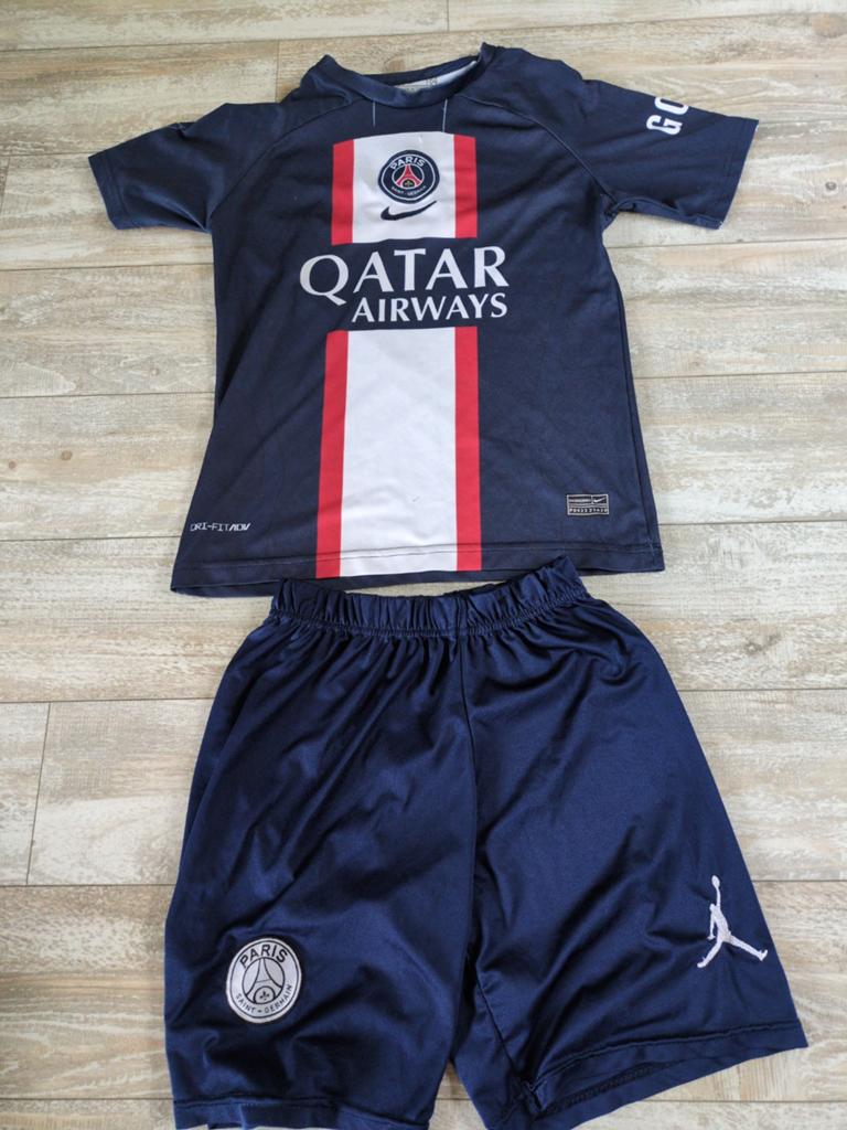 PSG voetbaltenue Mbappé maat 164 (valt kleiner), Gebruikt, Sport- of Zwemkleding, Ophalen of Verzenden, PSG