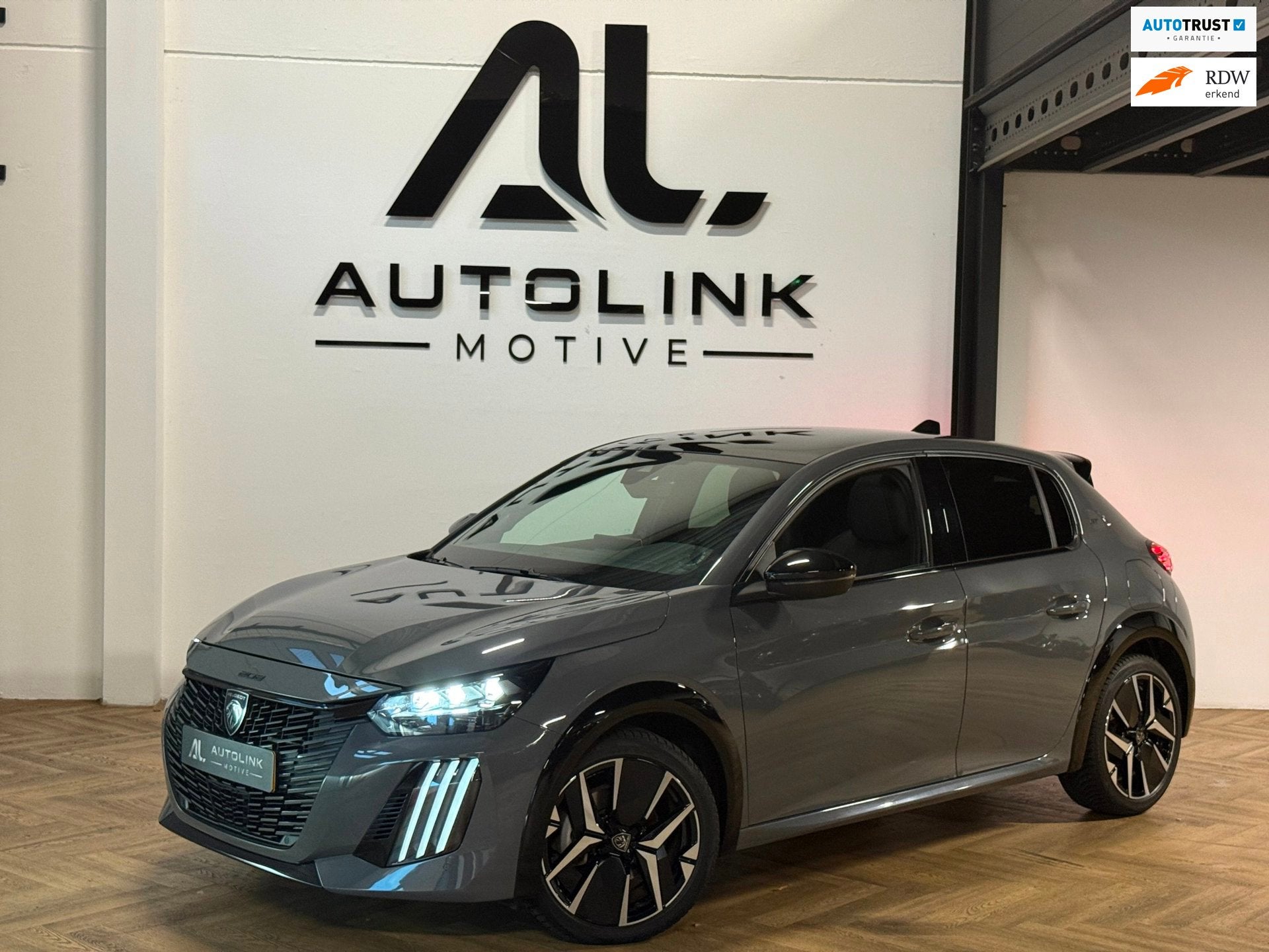 Peugeot 208 1.2 Hybrid 136 e-DCS6 GT PANO KEYLESS FULL OPTIO, Auto's, Dealer onderhouden, 1203 kg, Zwart, 15 kWh