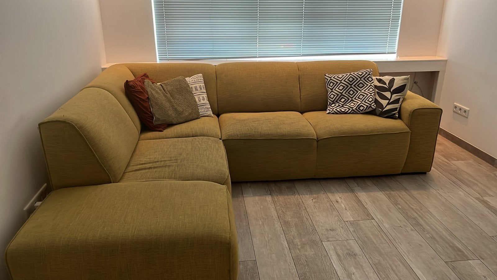 Gratis. Comfortabele hoekbank in okergeel., Ophalen, Gebruikt, Modern en comfortabel, Hoekbank