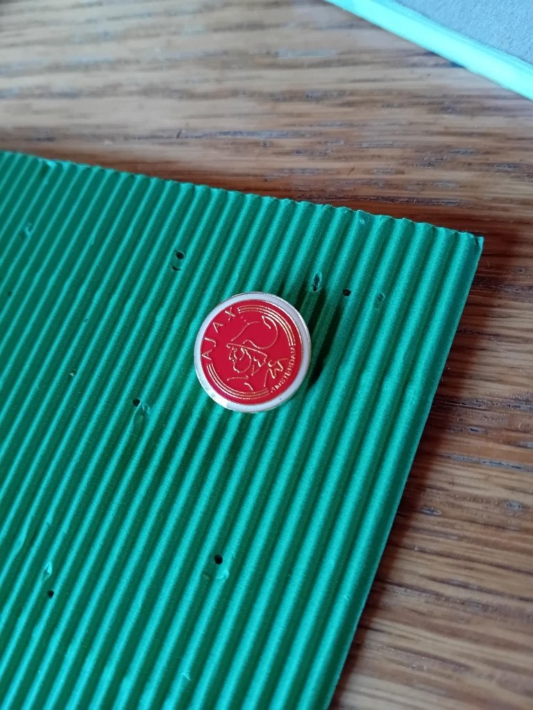 Ajax pin 1,7cm rood met goudkleur, Ophalen of Verzenden, Zo goed als nieuw, Sport, Speldje of Pin