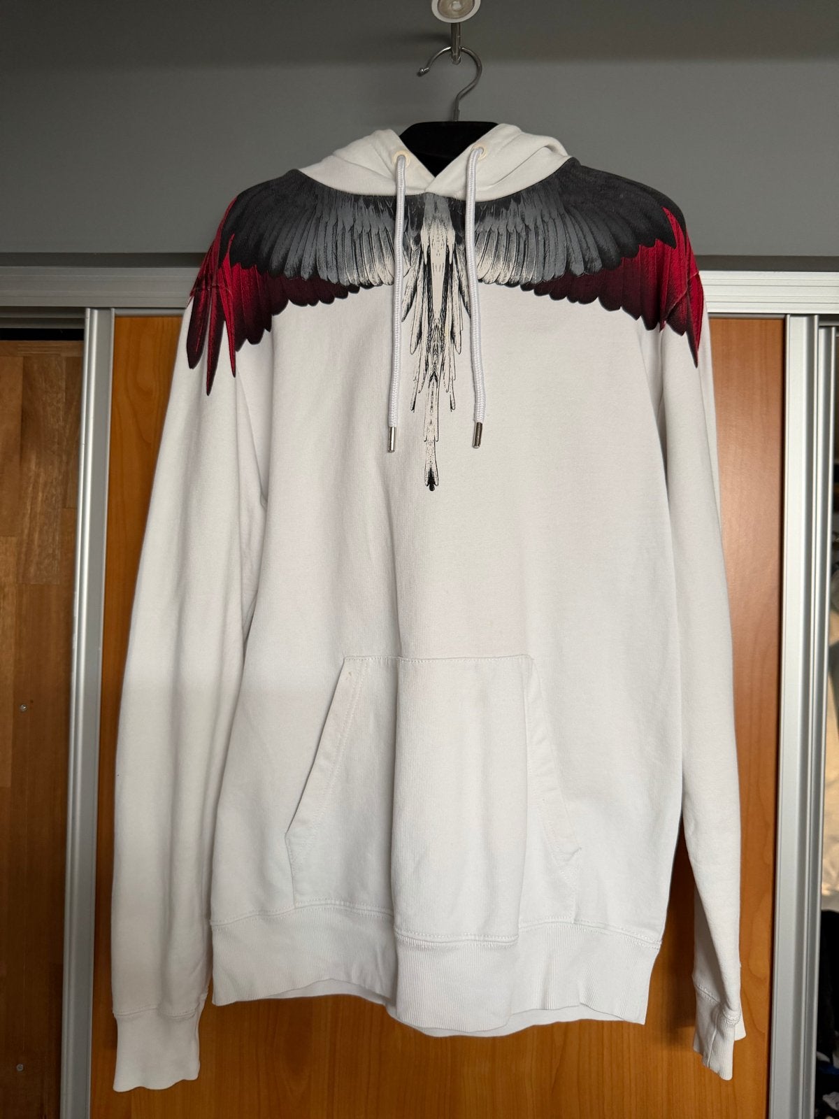 Marcelo Burlon Hoodie Wings | Designer | Wit / Rood | Maat S, Wit, Ophalen of Verzenden, Marcelo Burlon, Gedragen