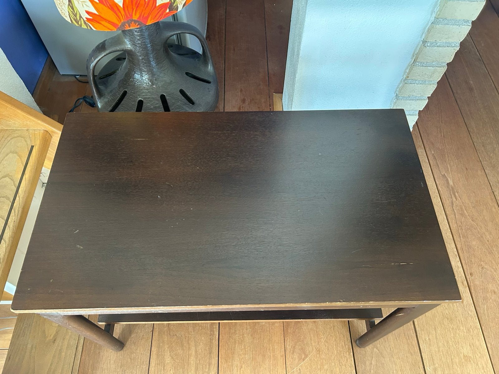 Vintage Bijzettafel met Opbergplank - Donkerbruin Hout, Antiek en Kunst, Antiek | Meubels | Tafels, Ophalen