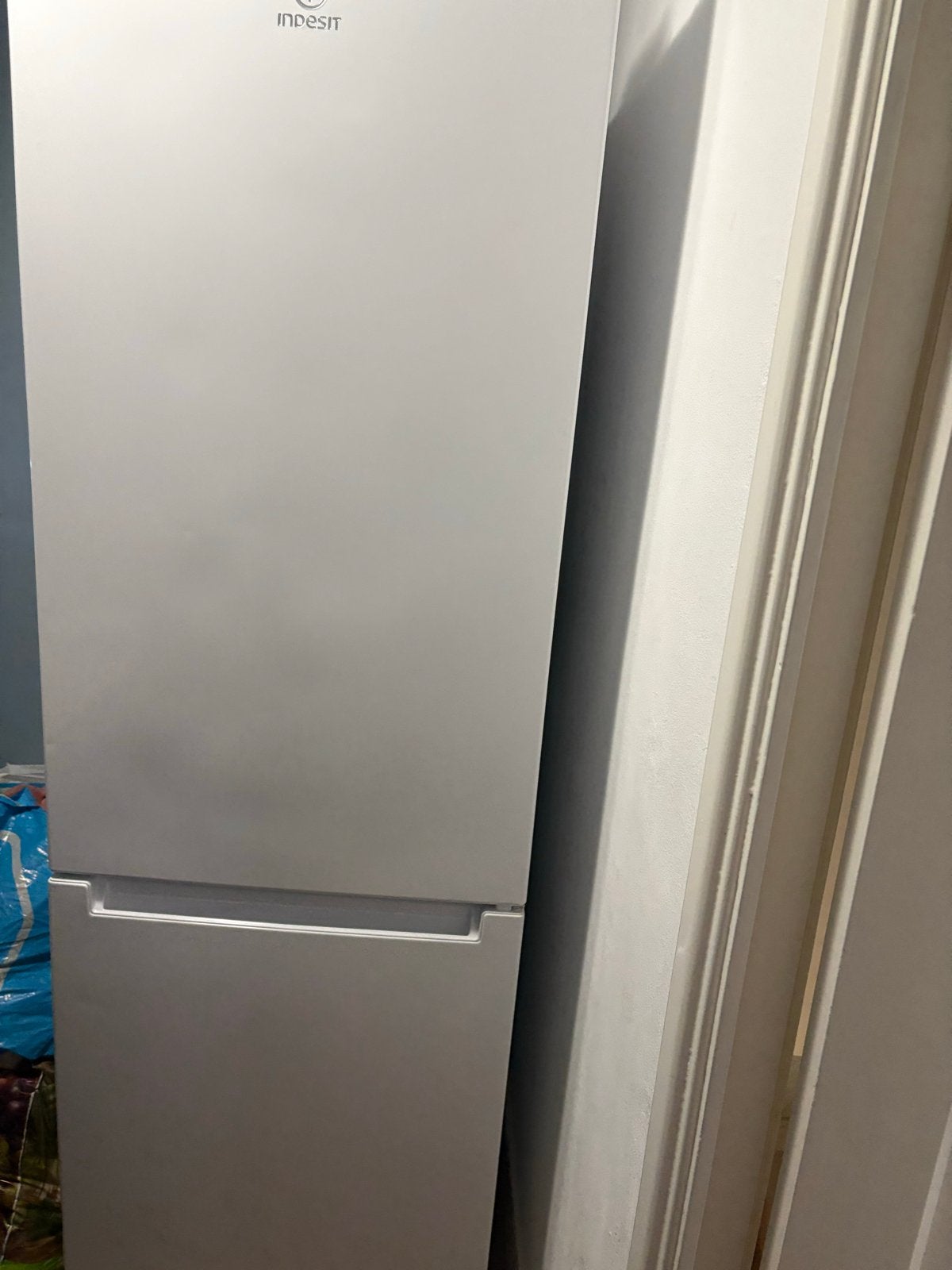 Indesit Koel-vriescombinatie - wat kleine beschadigingen, Ophalen, 200 liter of meer, 60 cm of meer, Met aparte vriezer