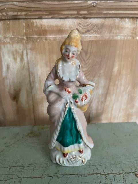 Klein barok beeldje porselein. Vrouw met pruik en bloemen., Verzamelen, Beelden en Beeldjes, Ophalen, Zo goed als nieuw, Mens