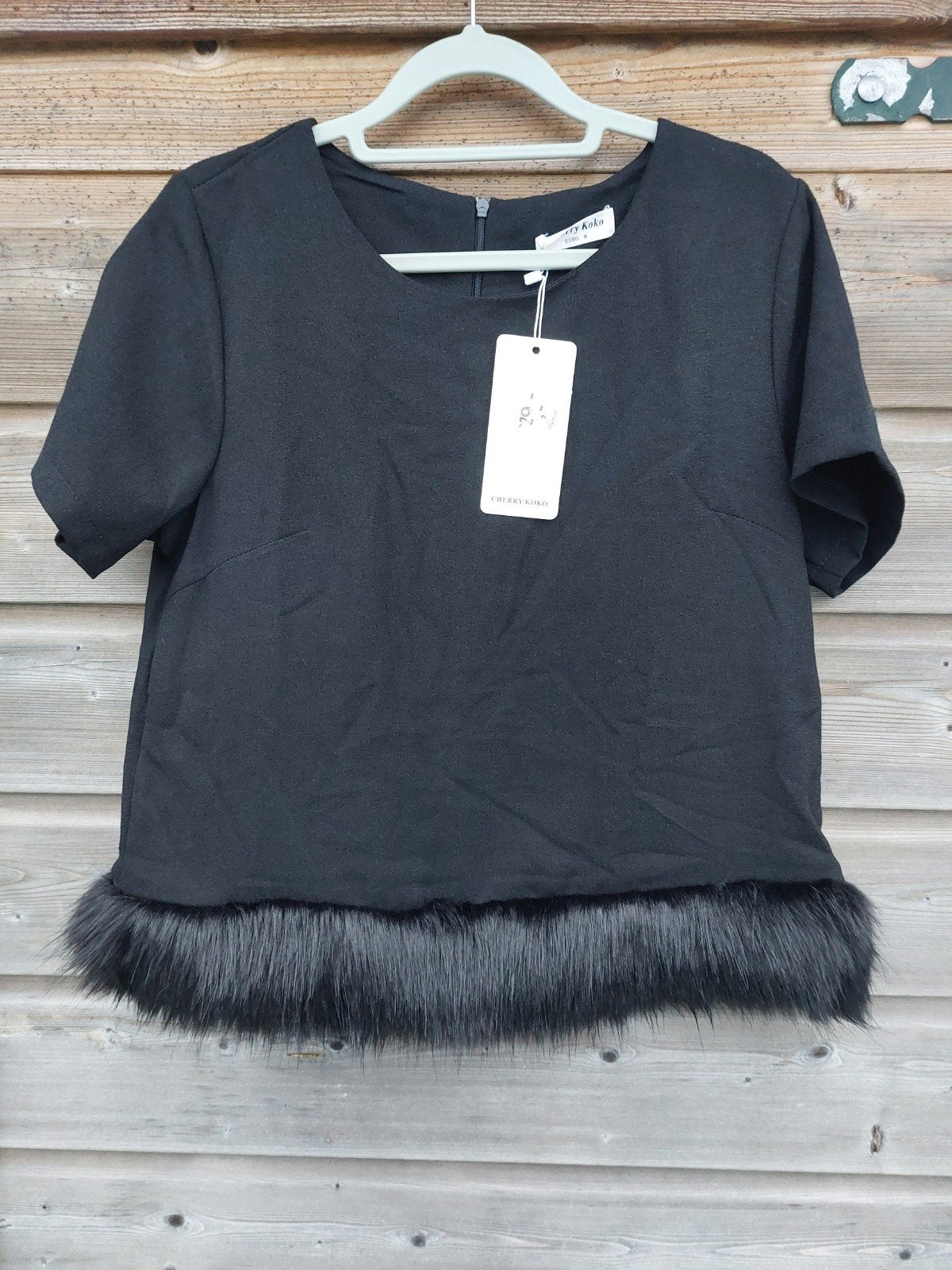 Zwart shirtje met namaakbont maat M/38 Cherry Koko nieuw, Kleding | Dames, Maat 38/40 (M), Zwart, Nieuw, Ophalen of Verzenden