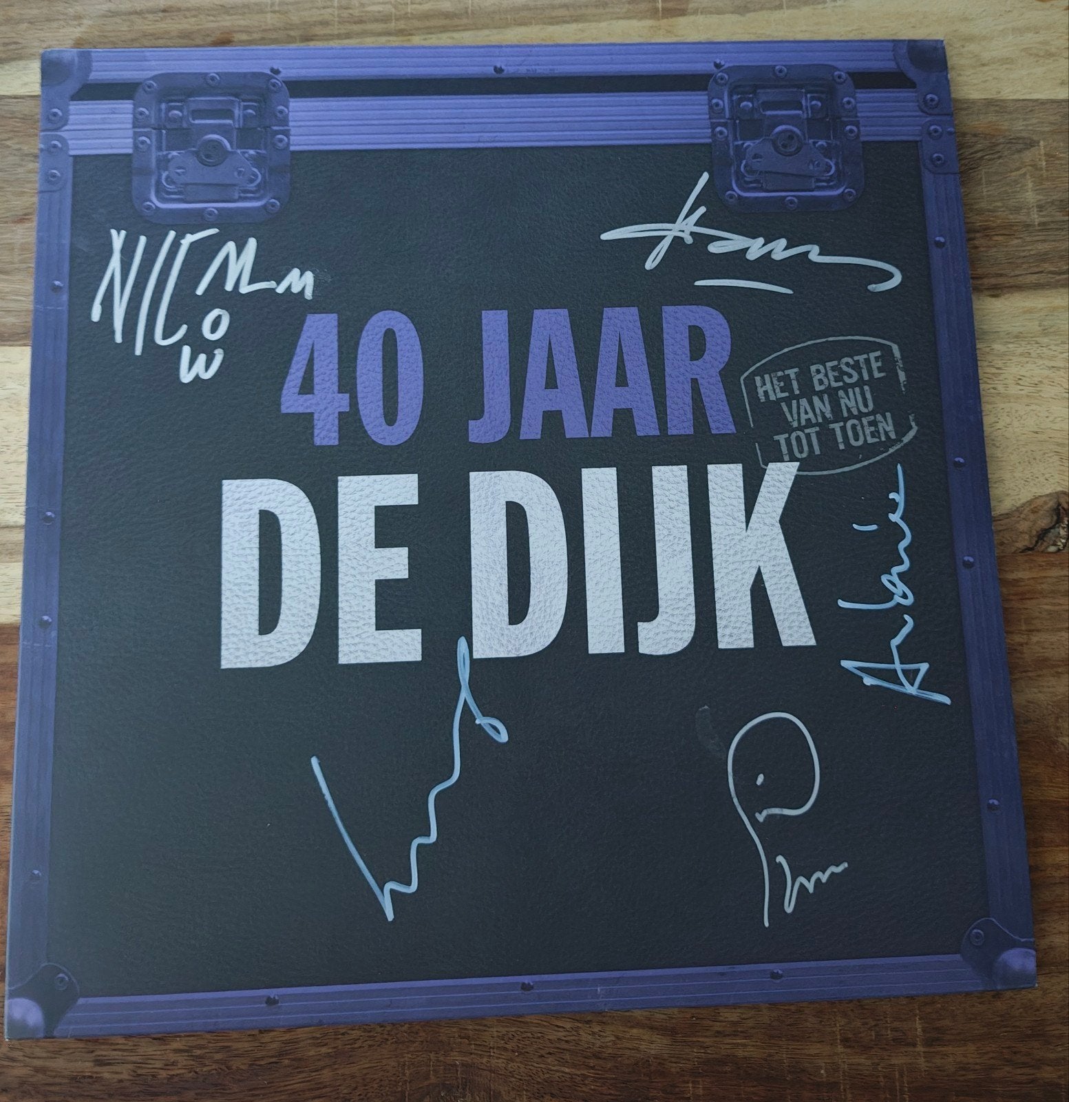 De Dijk - 40 Jaar - Gesigneerde Paarse Vinyl (19/3000), Verzenden, Nieuw in verpakking, 12 inch