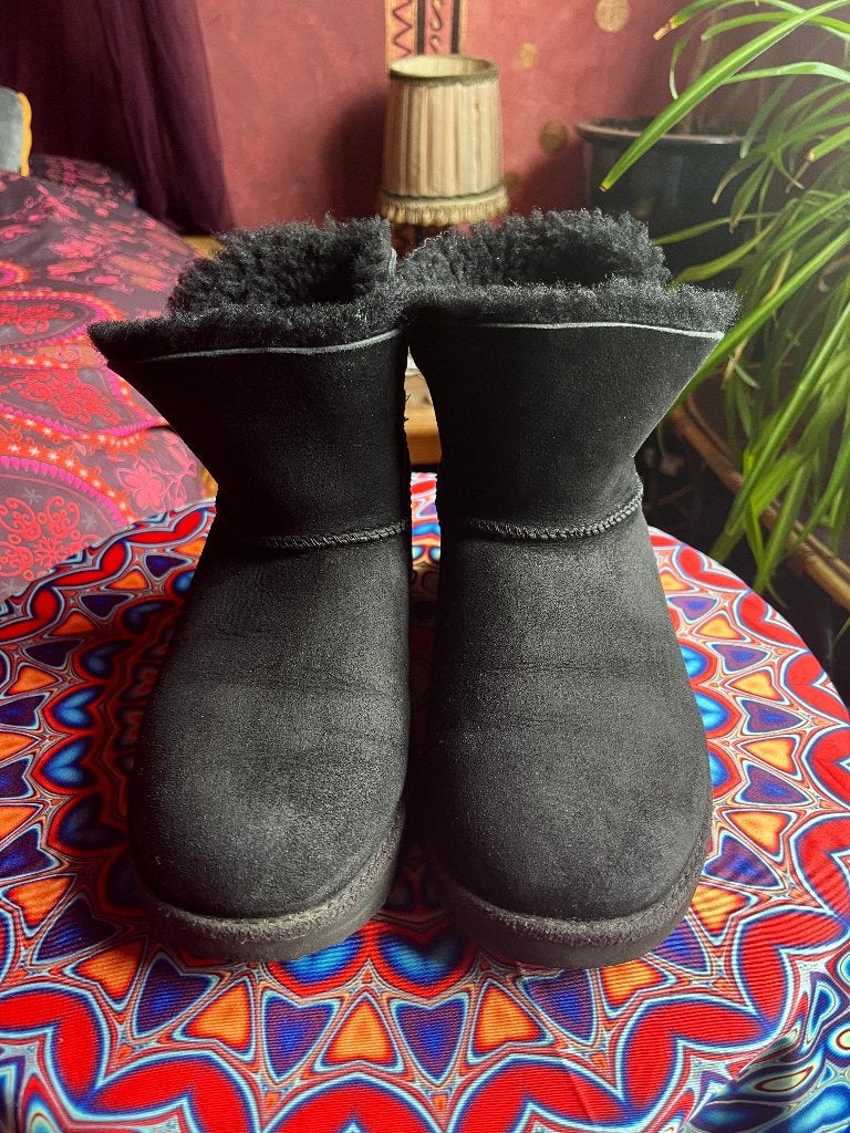 Bijna nieuwe Ugg Classic short maat 38 nu voor 99,99€, UGG, Zwart, Lage of Enkellaarzen, Ophalen of Verzenden