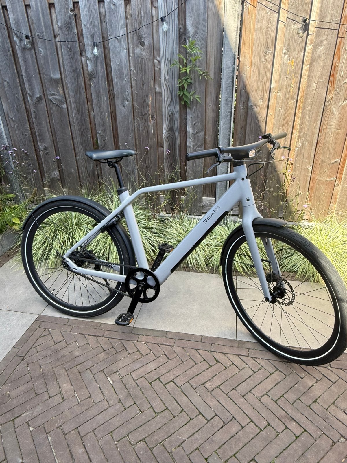 REANY Bike N1 Stone Grey alle framematen, Fietsen en Brommers, Zo goed als nieuw, 50 km per accu of meer, 55 tot 59 cm, Ophalen