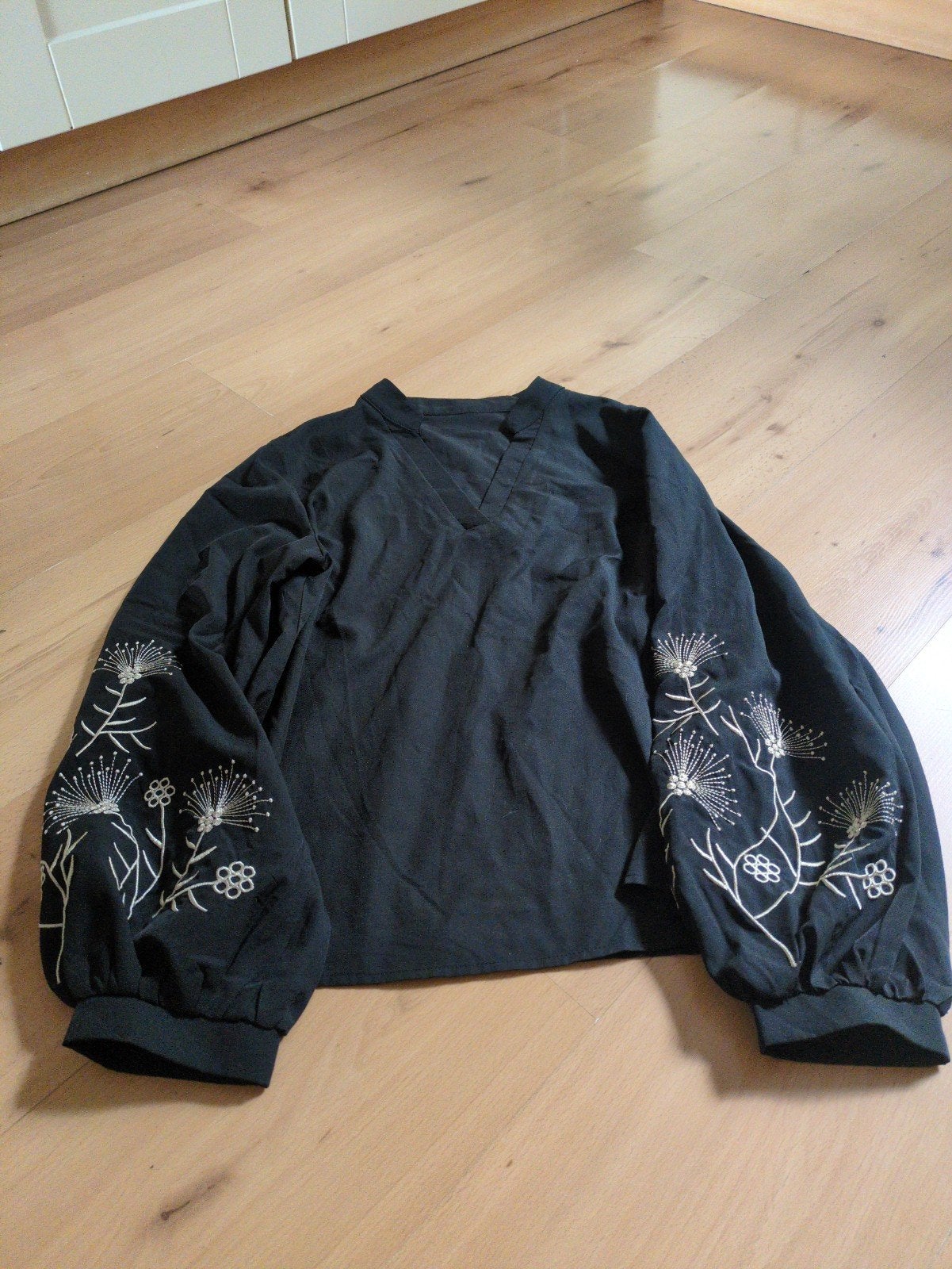 mooie blouse met bloempatroon op de mouw, Zwart, Ophalen of Verzenden, Zo goed als nieuw, Maat 36 (S)
