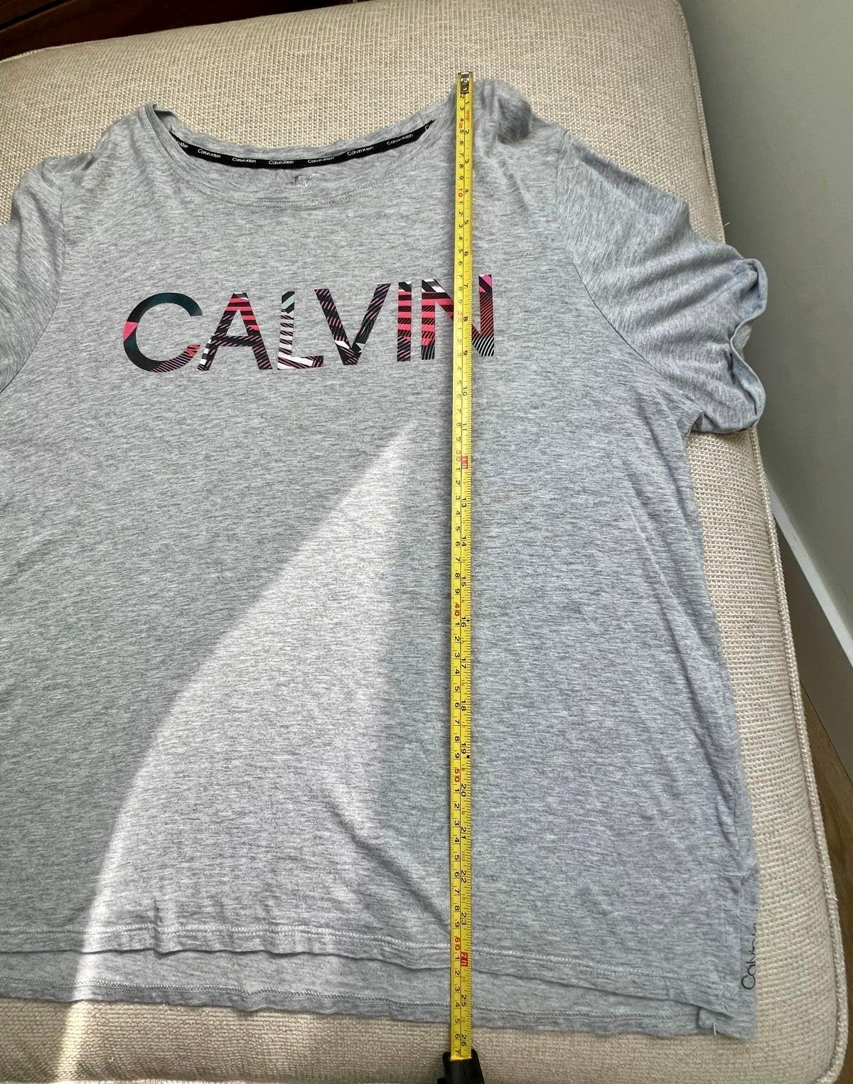 Calvin Klein T-shirt Grijs met Kleurrijk Logo Maat L, Maat 42/44 (L), Ophalen of Verzenden, Zo goed als nieuw, Korte mouw