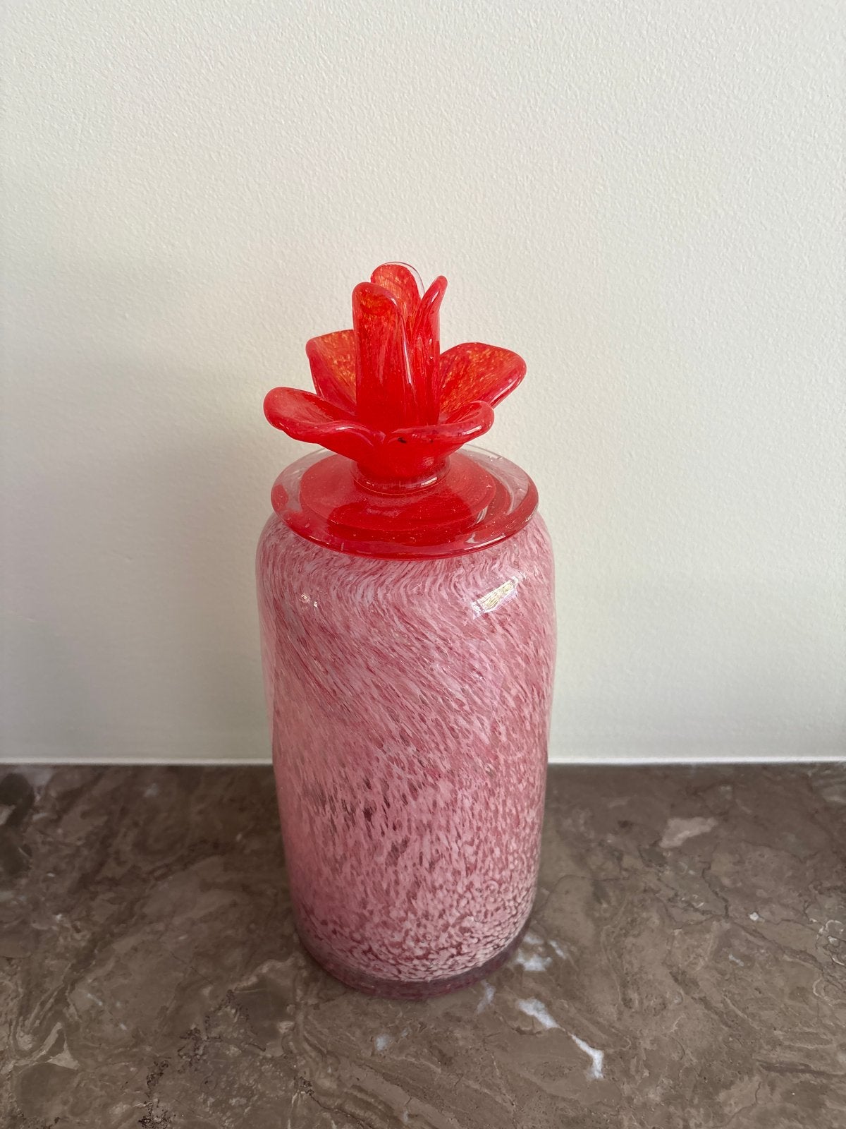 Roze glazen pot met rood bloem deksel van Loods5, Huis en Inrichting, Woonaccessoires | Vazen, Ophalen, Minder dan 50 cm, Rood