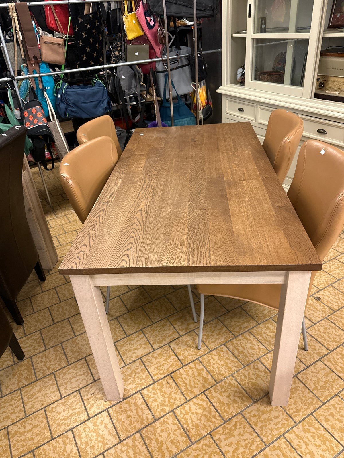 Robuuste eettafel met houten blad en lichte poten, Gebruikt, Voorheuvel 48, 100 tot 150 cm, Vier personen
