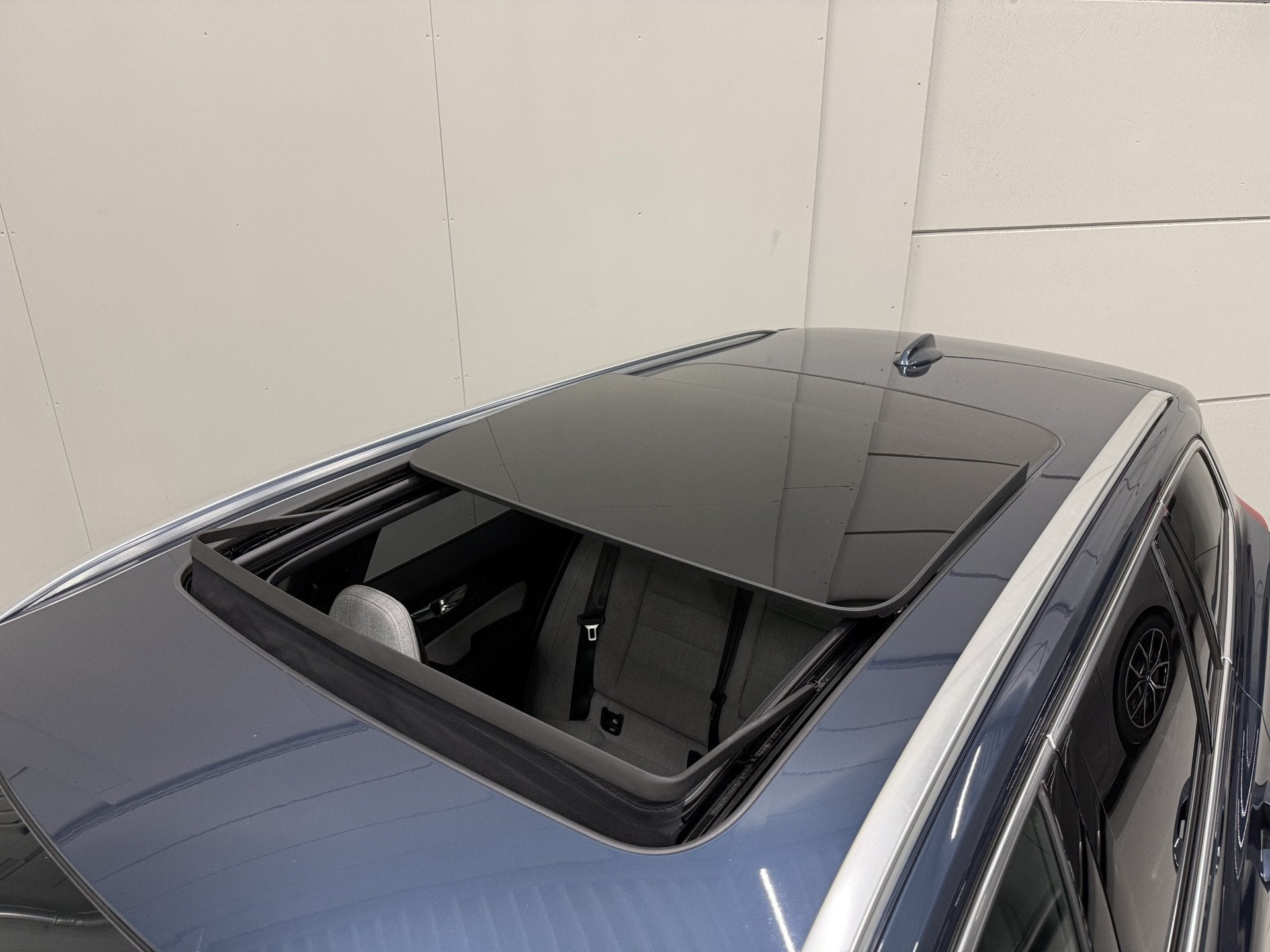 Volvo V60 T6 Recharge AWD PANO/TREKHAAK/HEAD-UP/H&K/360CAMER, Auto's, Automaat, Dealer onderhouden, Stof, Gebruikt