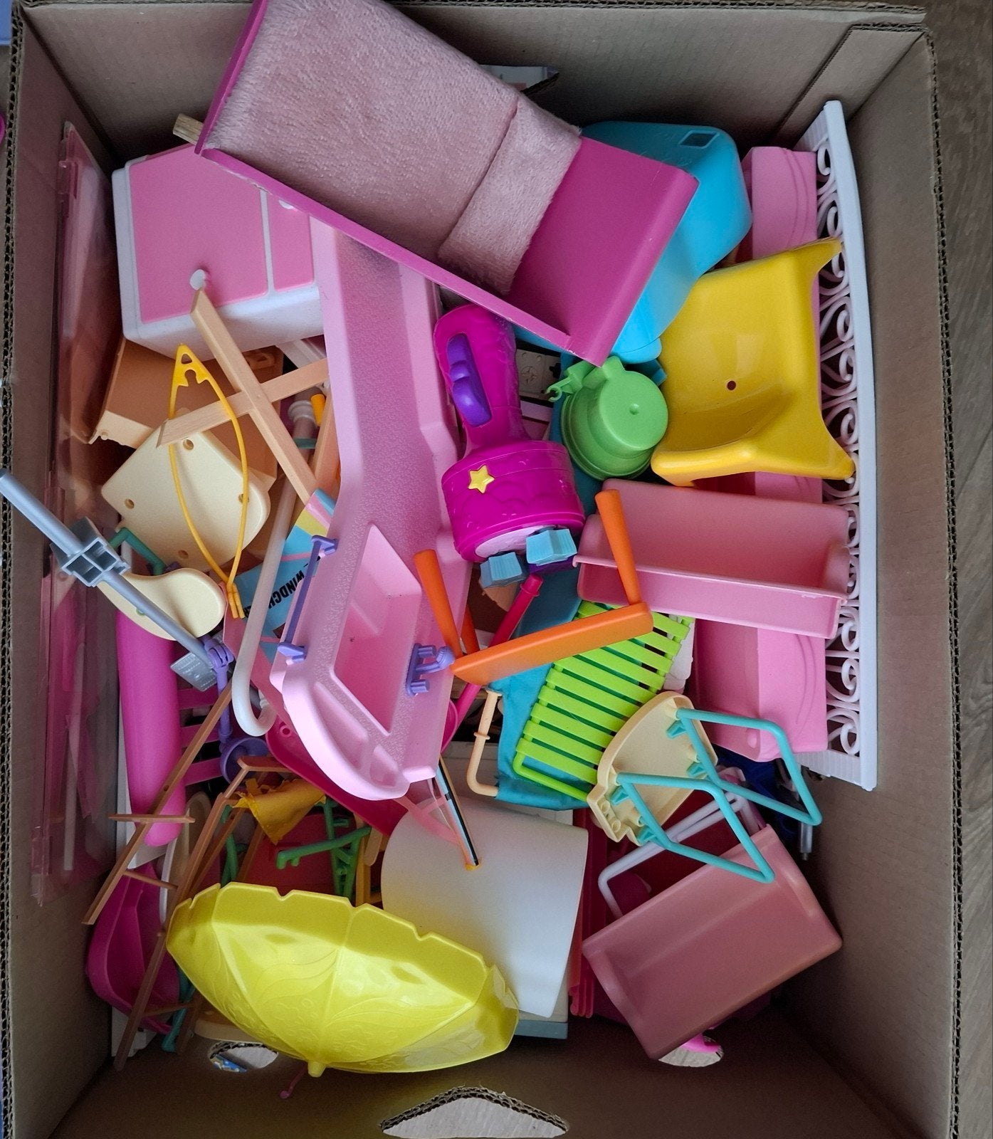 Barbie: Volle doos met meubels, zwembad en accessoires, Ophalen of Verzenden, Gebruikt, Meisje