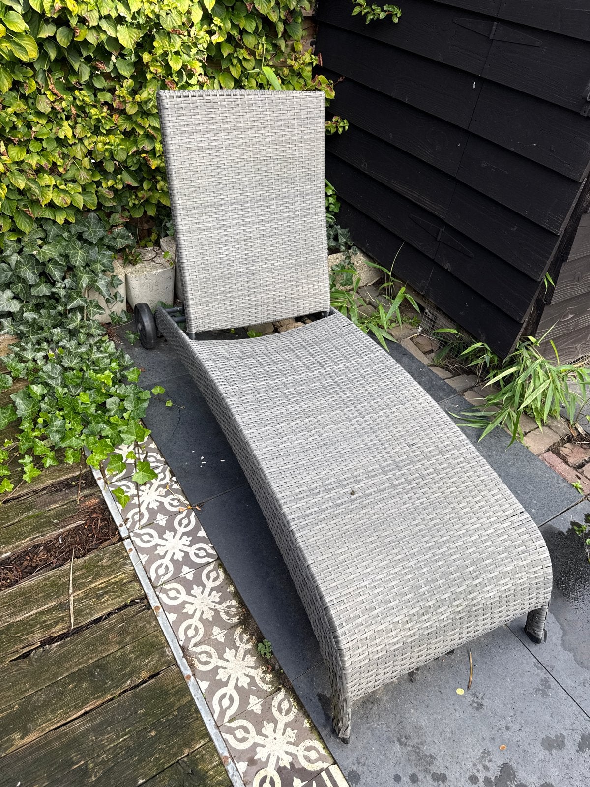 Comfortabele Wicker Ligstoel met Wielen - Grijs, Tuin en Terras, Ophalen, Gebruikt, Wicker, Verstelbaar