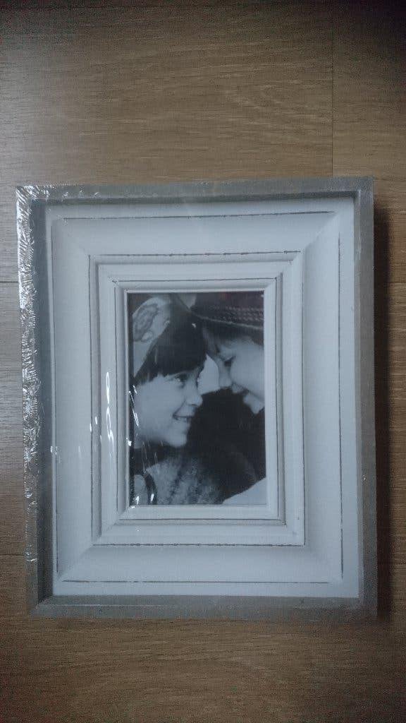 Nieuwe fotolijst foto lijst wit beige hout 10 x 15 cm nieuw, Met sierrand, Nieuw, Ophalen of Verzenden, Fotolijst