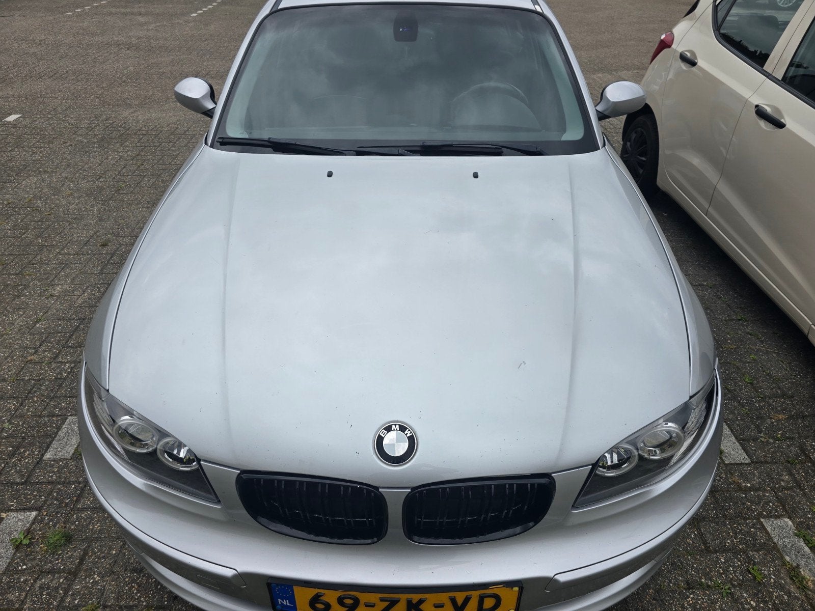 BMW 1-Serie 2.0 D 118 5DR AUT 100KW 2008 Grijs, Auto's, BMW, 1995 cc, 4 cilinders, Origineel Nederlands, 1200 kg