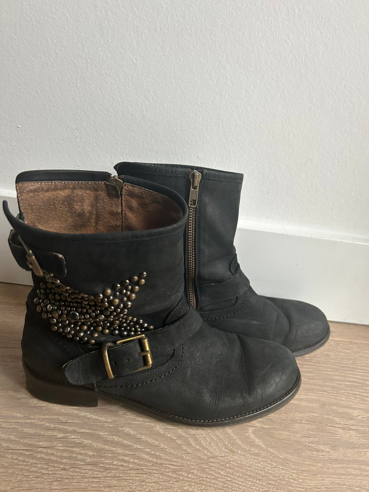 zwarte leren lage (festival)laarzen studs en riempje maat 39, Kleding | Dames, Zwart, Lage of Enkellaarzen, Ophalen of Verzenden