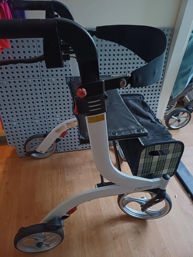 Mooie witte  lichtgewicht rollator, Diversen, Rollators, Zo goed als nieuw, Lichtgewicht, Ophalen of Verzenden