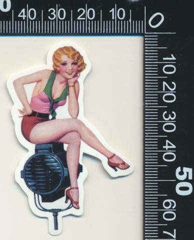 Sticker: Vintage Pin Up Girl (35), Verzamelen, Stickers, Ophalen of Verzenden, Zo goed als nieuw, Bedrijf of Vereniging