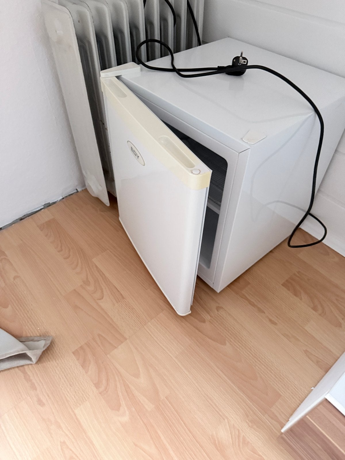 Compacte vriezer - EDY EDBV4050 - Ideaal voor kleine ruimtes, Gebruikt, Minder dan 85 cm, Minder dan 60 cm, Vrijstaand