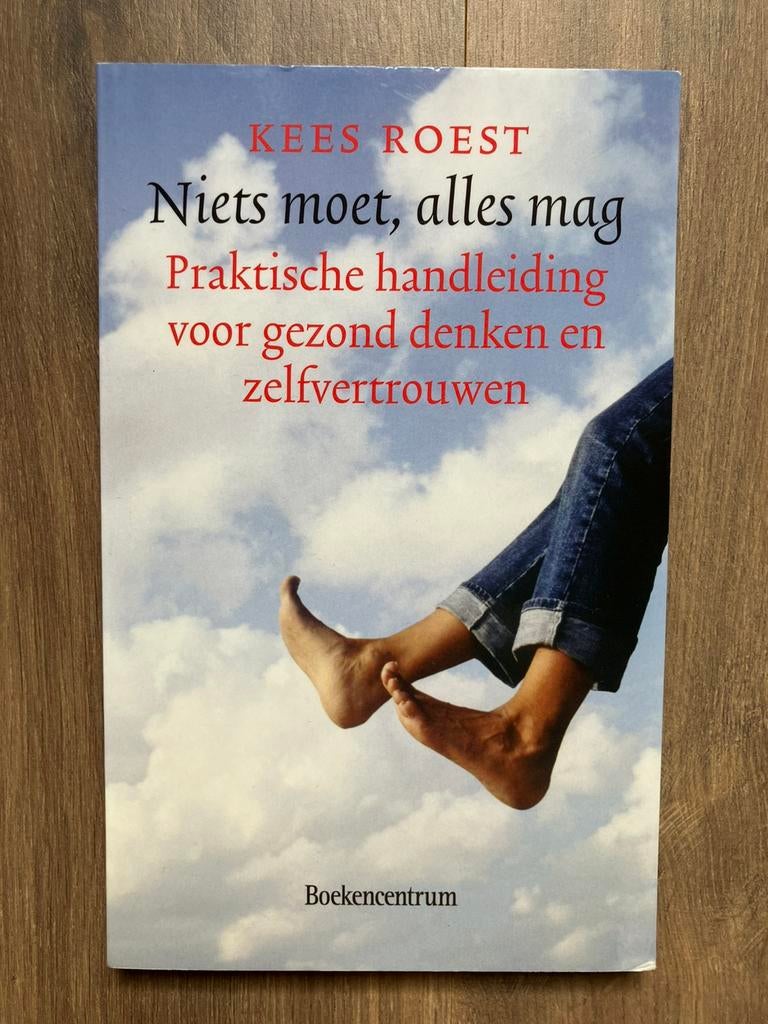 Boek ‘Niets moet, alles mag’ van Kees Roest, Boeken, Ophalen of Verzenden, Zo goed als nieuw, Overige typen