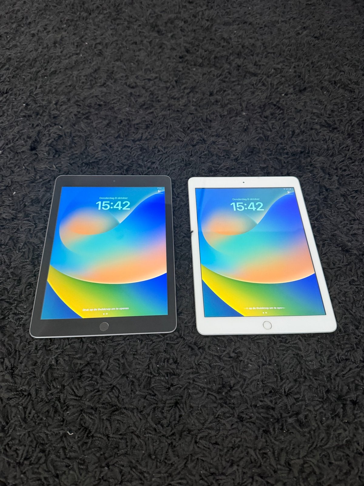 Twee Apple iPads (Grijs en Wit) - 128 GB, 2017, 5e generatie, Computers en Software, 10 inch, Apple iPad, Ophalen of Verzenden