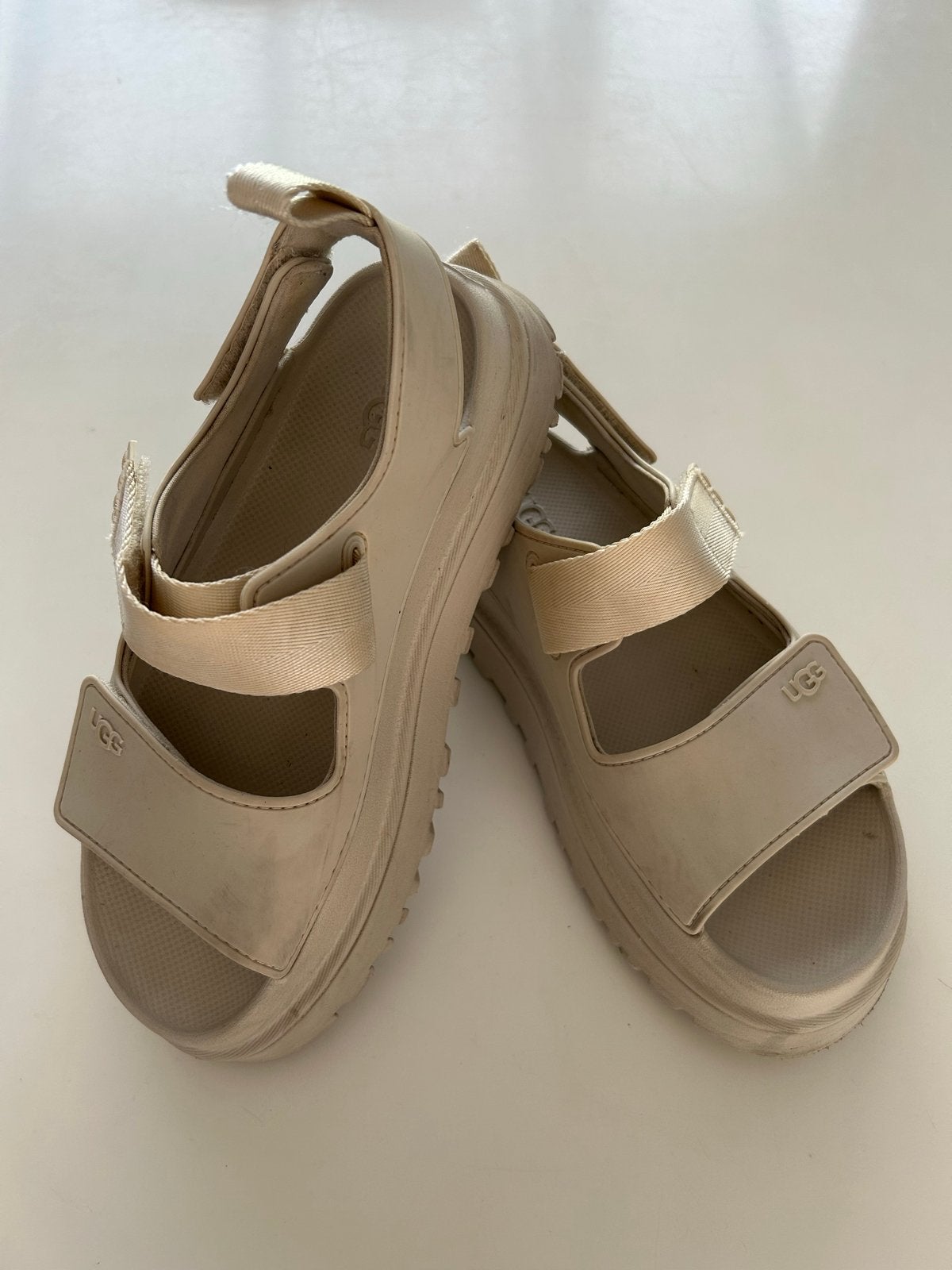 Ugg sandalen maat 40, Kleding | Dames, Schoenen, Ophalen of Verzenden, Gedragen, Beige, Sandalen of Muiltjes