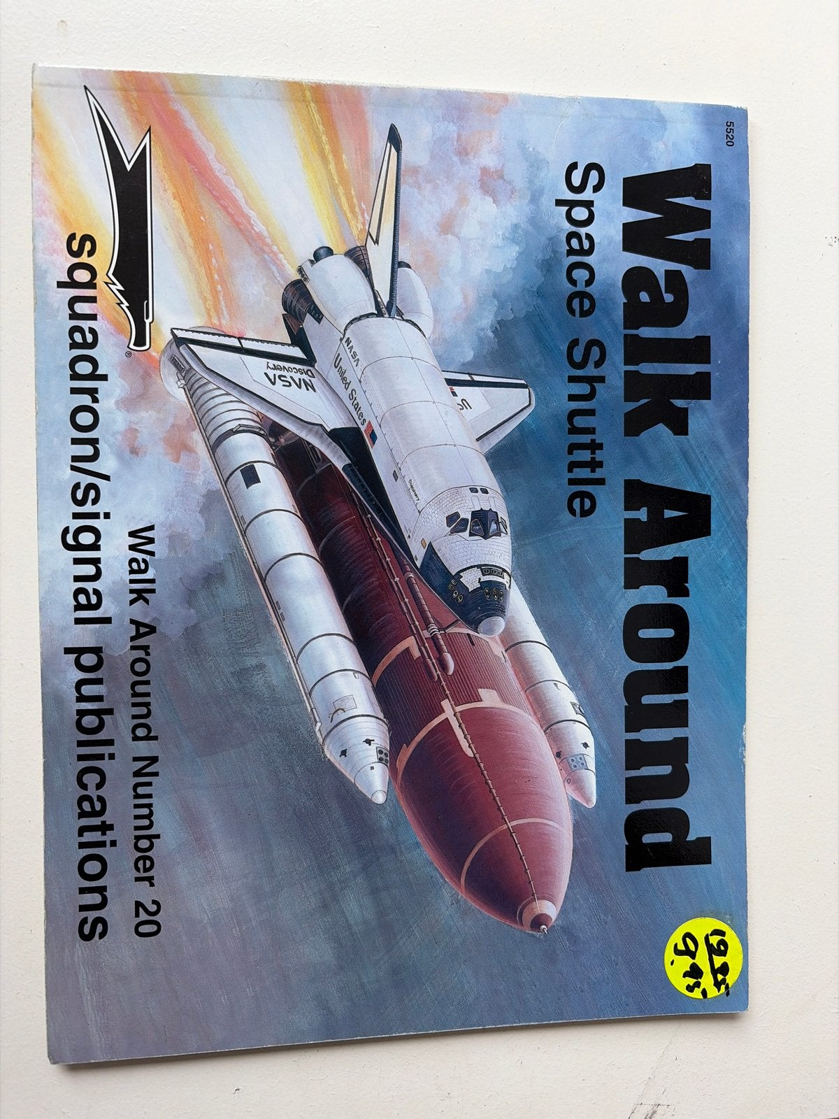 Walk Around Space Shuttle - Squadron/Signal Publications, Ophalen of Verzenden, Gelezen, Overige onderwerpen