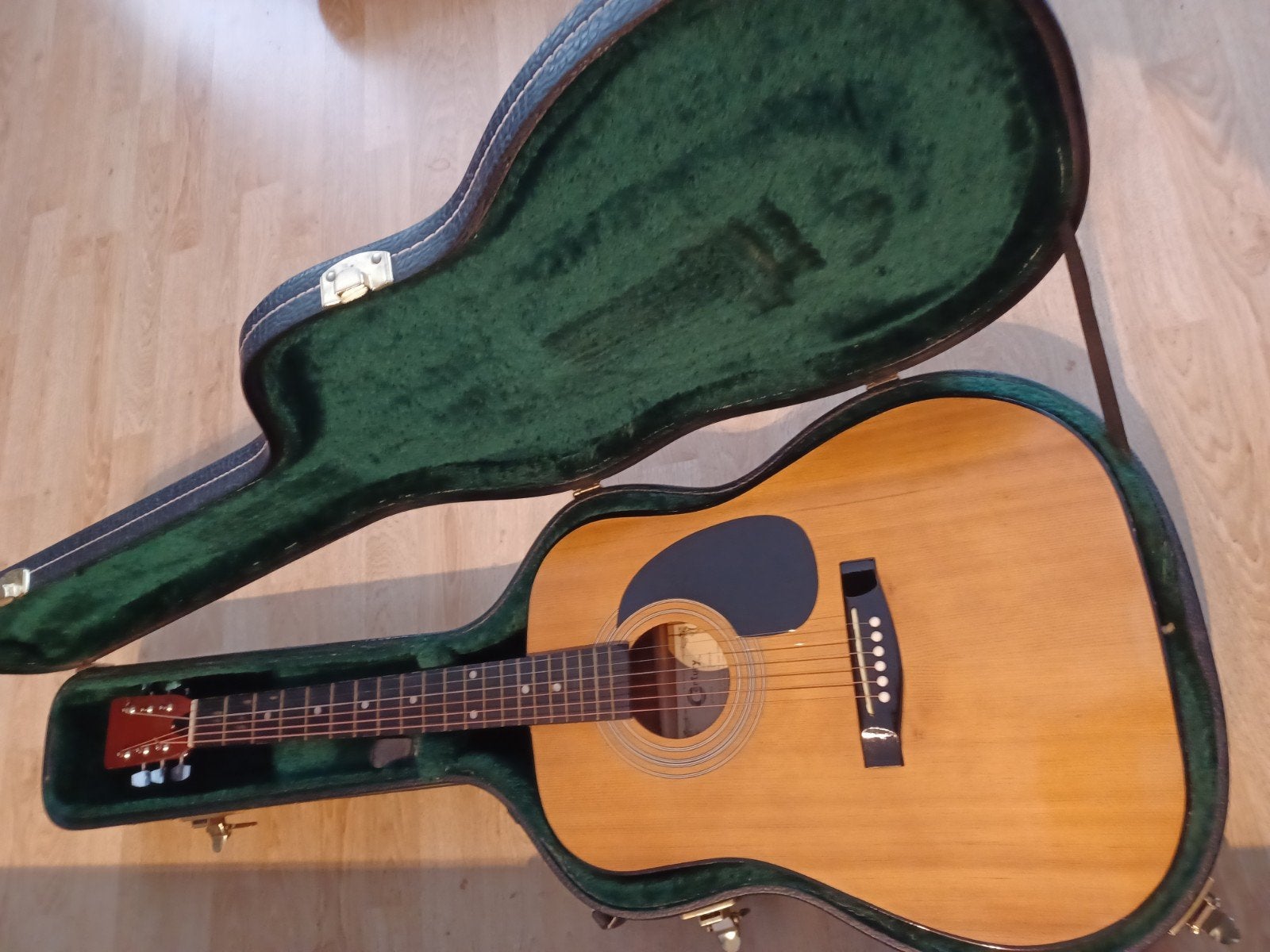 Twee gitaren met koffer: Western- en Klassieke gitaar, Ophalen, Gebruikt, Western- of Steelstringgitaar, Met koffer