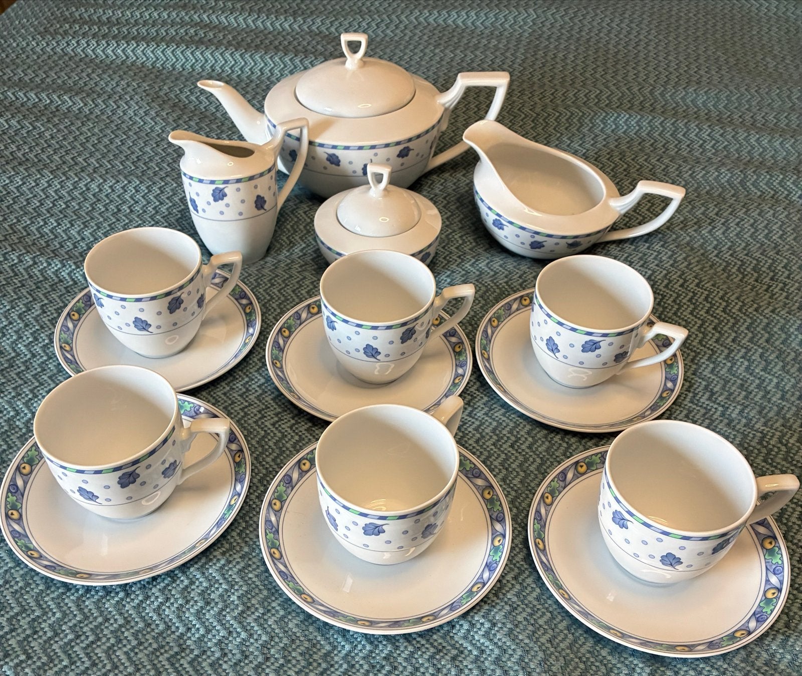 Servies wit met blauw motief, Huis en Inrichting, Keuken | Servies, Overige merken, Klassiek, Ophalen of Verzenden, Zo goed als nieuw