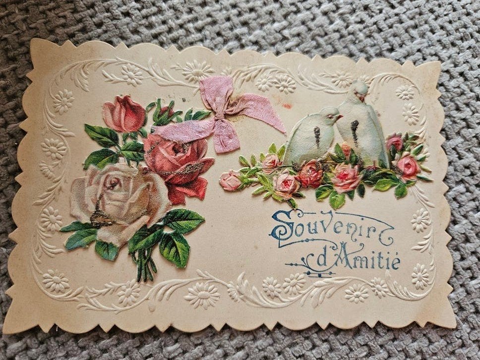brocante  'Souvenir d'Amitie' met rozen duiven, Ophalen of Verzenden, Voor 1920, Gelopen