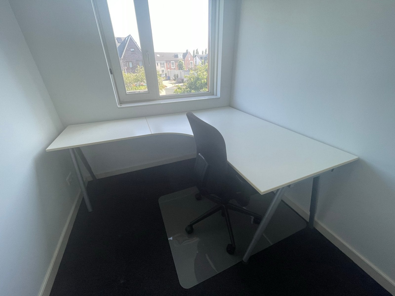 Wit hoekbureau met metalen onderstel, Huis en Inrichting, Bureaus, Ophalen, Demontabel, Gebruikt, Metaal