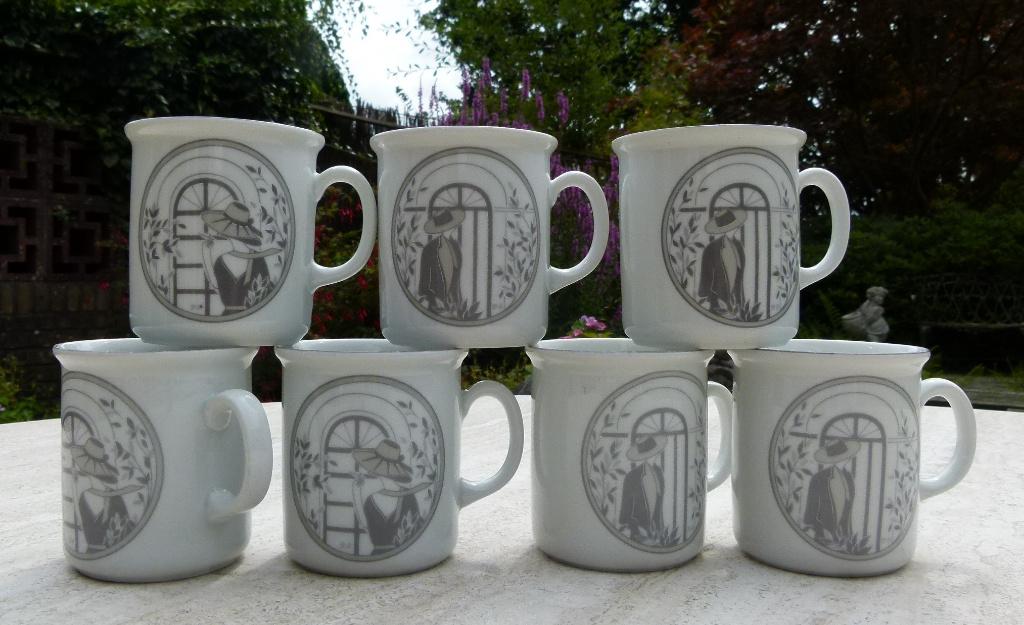 Douwe Egberts Monaco Mokken Taart Dienblad Koffiepot + Bus, Nieuw, Ophalen of Verzenden, Wedgwood, Kop(pen) en/of Schotel(s)