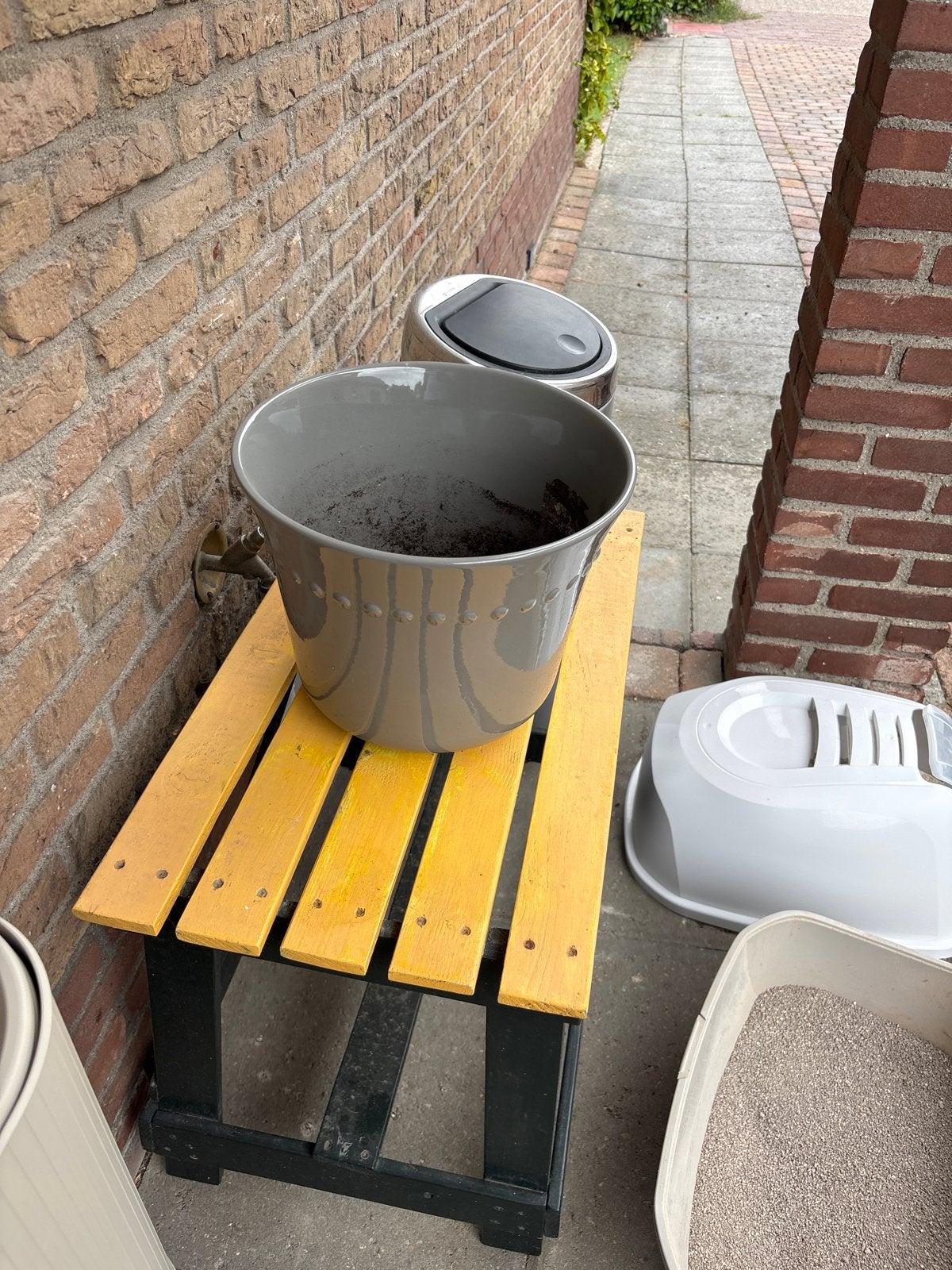 Grijze bloempot met stippen - Zo goed als nieuw, Kunststof, Rond, Binnen, Zo goed als nieuw