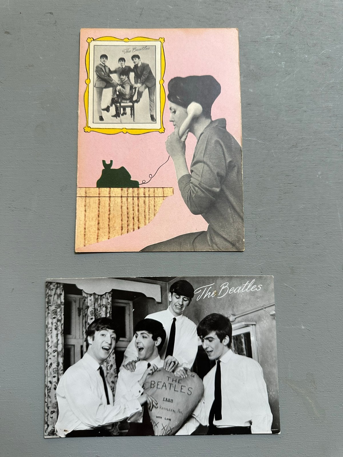 2 Vintage Beatles Ansichtkaarten: Collage & Backstage 1963, Verzenden, 1960 tot 1980, Ongelopen, Sterren en Beroemdheden
