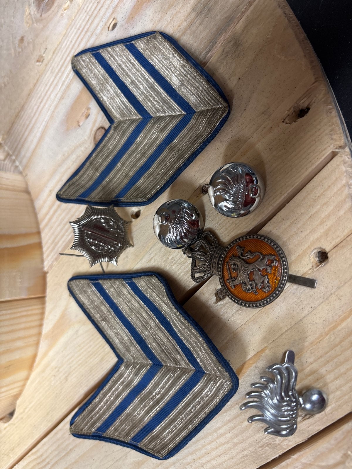 Militaria set: strepen, knopen en emblemen, Verzamelen, Ophalen of Verzenden, Overige soorten, Nederland, Embleem of Badge