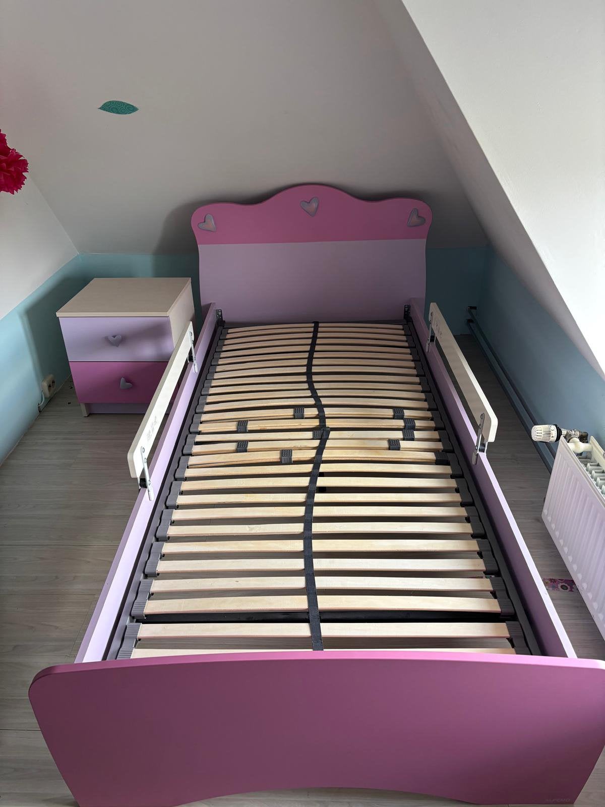 Kinderbed (meisje), Kinderen en Baby's, Kinderkamer | Bedden, Ophalen, 70 tot 85 cm, Zo goed als nieuw, Lattenbodem