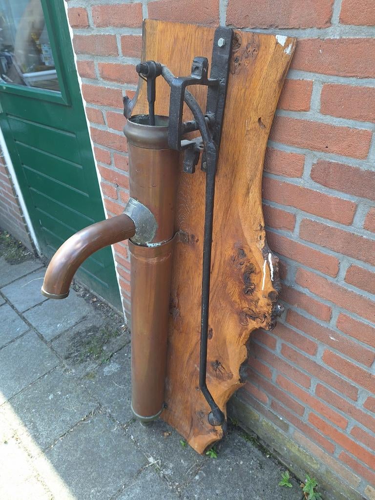 Prachtige koperen waterpomp op boomplak., Tuin en Terras, Ophalen, Gebruikt, Overige typen, Onbekend