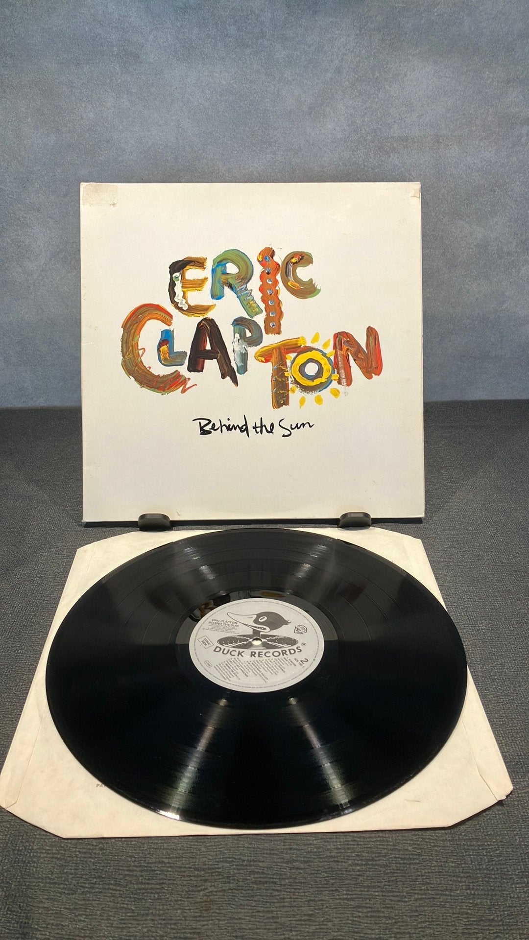 Eric Clapton —. Behind The Sun, LP, Beschermende buitenhoes, Gebruikt, Ophalen of Verzenden