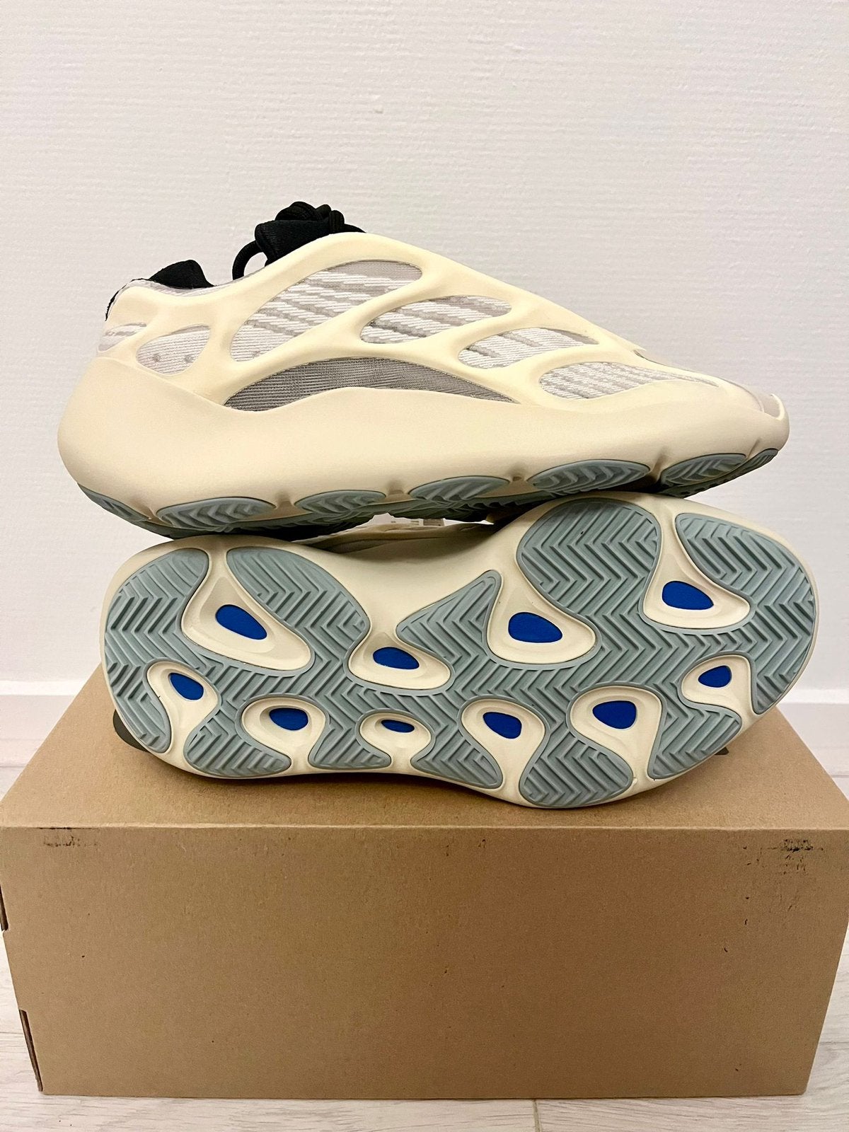Adidas YEEZY 700 ‘Azael’ - Nieuw - Origineel - 39, Kleding | Heren, Schoenen, Wit, Nieuw, Ophalen of Verzenden, Sneakers of Gympen