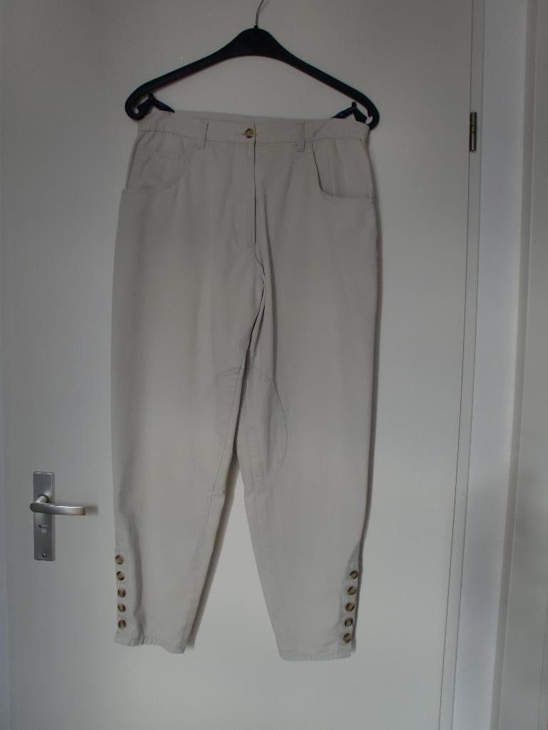 Beige lange broek heel apart met 5 knopen zijkant pijpen., Verzenden, Beige, Maat 46/48 (XL) of groter, Zo goed als nieuw