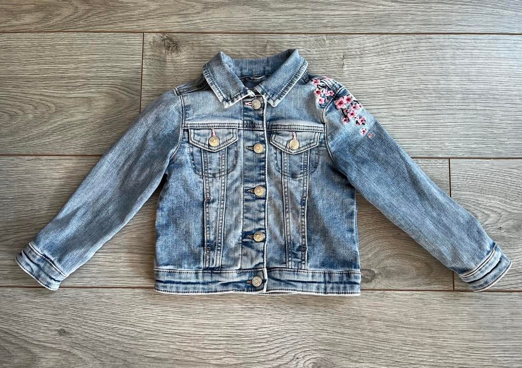 Spijkerjas met bloemen op schouder, maat 98, Kinderen en Baby's, Kinderkleding | Maat 98, Ophalen of Verzenden, Zo goed als nieuw