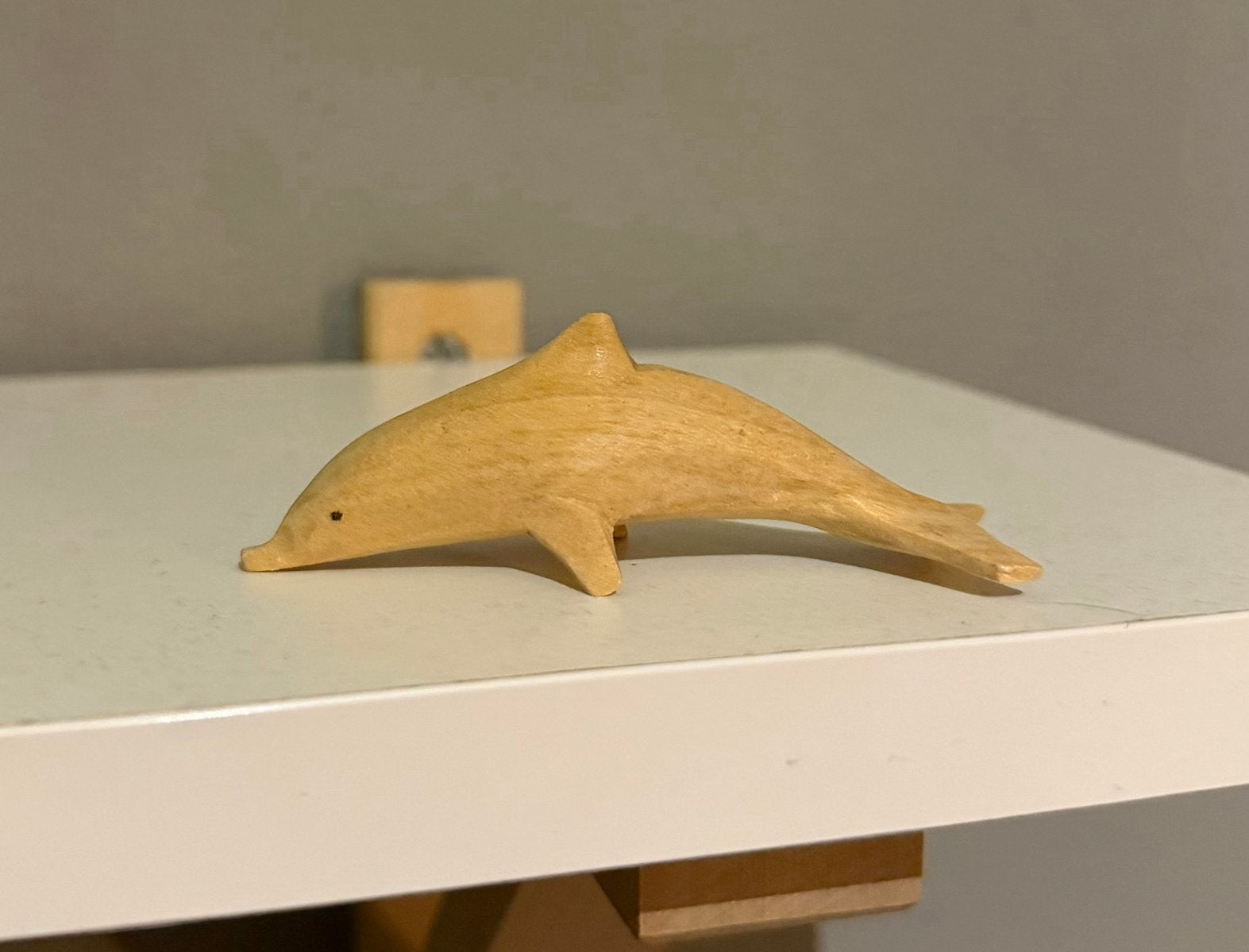 Houten handgesneden dolfijn sculptuur, Ophalen of Verzenden, Zo goed als nieuw, Hout